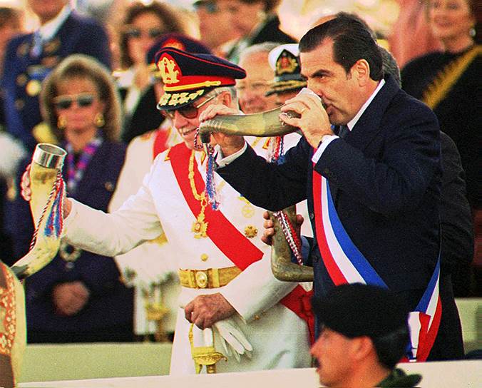 В 1994 году к власти в Чили пришел демократ Эдуардо Фрей (справа), однако военные во главе с Аугусто Пиночетом (слева) все еще пользовались большим влиянием в стране. Пиночет был арестован 17 октября 1998 года в Лондоне. Процесс об экстрадиции длился до марта 2000 года, пока не был прекращен министром внутренних дел Великобритании. Пиночет вернулся в Чили, где в августе 2000 года Верховный суд лишил его парламентской неприкосновенности. Позднее ему были предъявлены обвинения в похищениях, пытках, убийствах и коррупции 