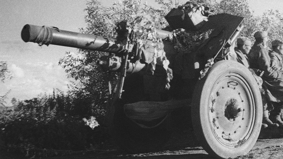 На рассвете 5 июля 1943 года немцы атаковали оборону советских фронтов. Важную роль в обороне сыграли противотанковые опорные пункты и широкая сеть различных препятствий и заграждений, прикрытых артиллерией и пехотой. Гитлер направил сюда лучшие танковые дивизии СС – «Мертвая голова», «Рейх», «Адольф Гитлер»