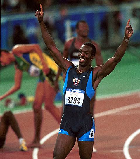 1999 год. Американский легкоатлет Майкл Джонсон побил мировой рекорд по бегу на 400 м с результатом 43,18 секунды