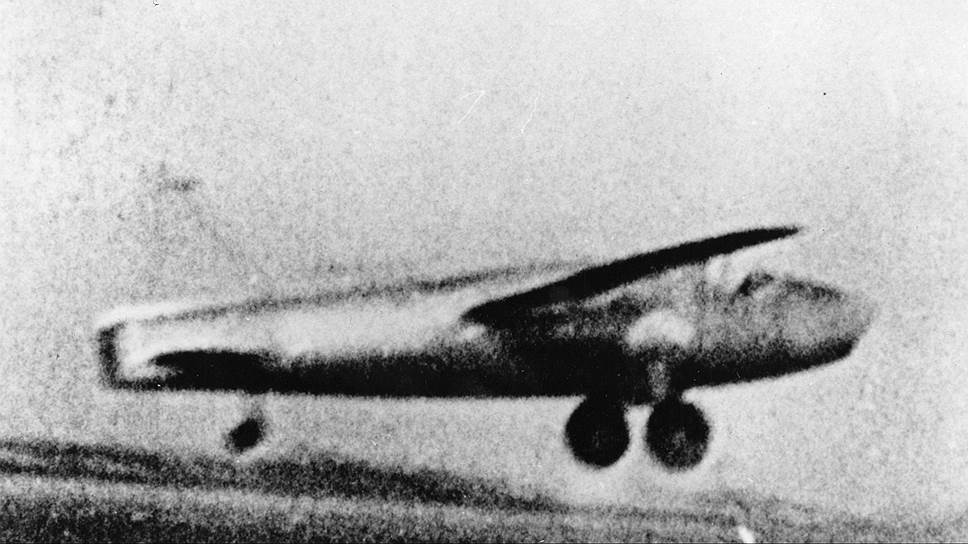 1939 год. Первый полет реактивного самолета с турбореактивным двигателем, который совершил немецкий экспериментальный самолет авиаконструктора Эрнста Хейнкеля