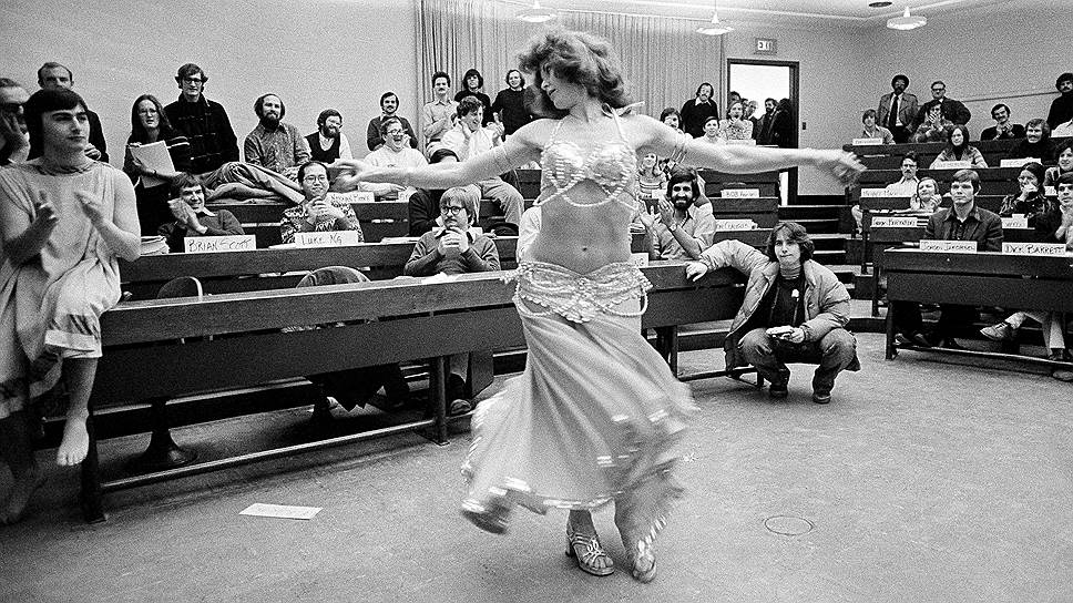 1973 год. Университет штата Техас в Арлингтоне (США) стал первым ВУЗом, включившим в свою программу курс изучения танца живота