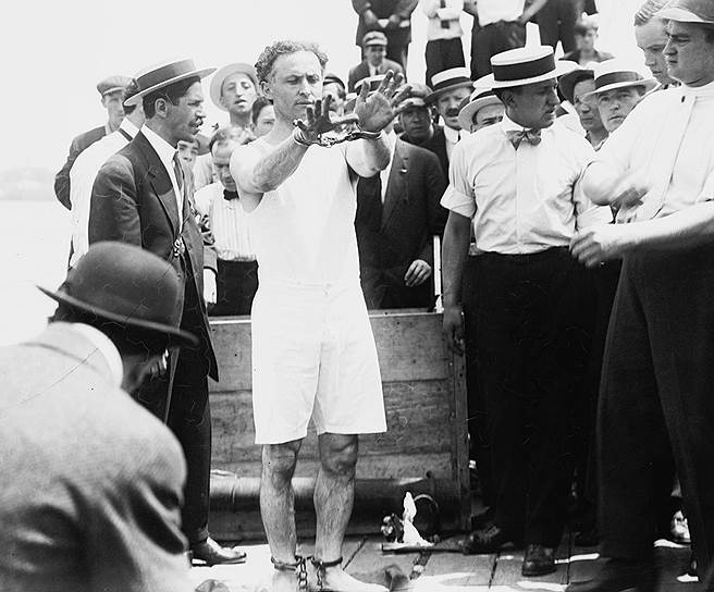 1907 год. Закованный в цепи и брошенный в воду иллюзионист Гарри Гудини всплыл на поверхность через 57 секунд