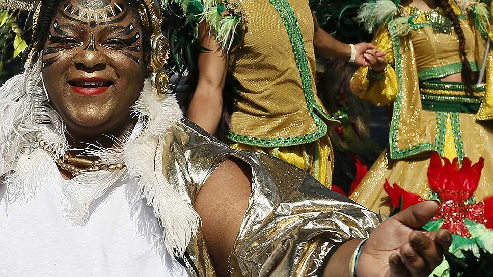 Ежегодно около миллиона зрителей наблюдают за карнавалом, который уступает размахом только бразильскому