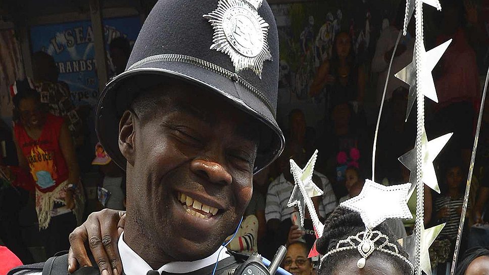 Местные полицейские из года в год с удовольствием фотографируются с участниками карнавала и даже сами иногда участвуют в представлении