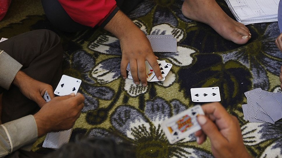 Сирийские беженцы играют в покер на окраинах города Эрбиль в Курдистане