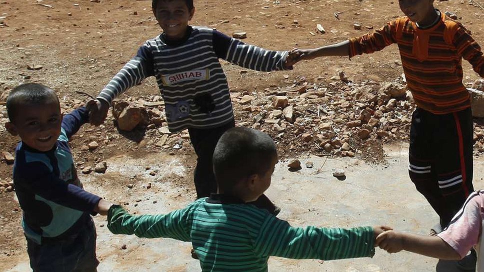Дети из Сирии играют в лагере для беженцев на востоке Ливана