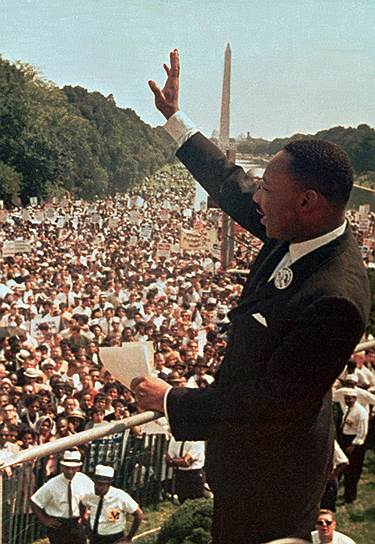 1963 год. Мартин Лютер Кинг со ступеней мемориала Линкольна произносит знаменитую речь «У меня есть мечта»