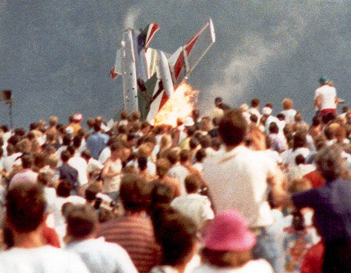 1988 год. На авиа-шоу в немецком Рамштайне сразу три самолета пилотажной группы итальянских ВВС Frecce Tricolori столкнулись в небе и упали на зрителей. Погибли 75 человек, 346 пострадали