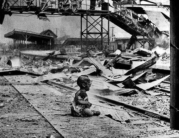 1937 год. Во время Второй японо-китайской войны японские бомбардировщики атаковали вокзал в Шанхае (Китай). В результате происшествия пострадали по меньшей мере 200 человек, в том числе и гражданские лица