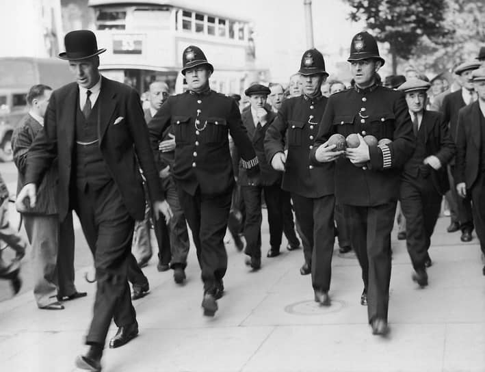 1933 год. Британская полиция впервые использовала радио для поимки преступника. Она передала приметы подозреваемого в убийстве по «Би-Би-Си»