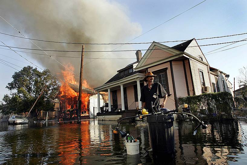2005 год. В Новом Орлеане (США) ураган «Катрина» прорвал местные дамбы. В результате под водой оказалось около 80% площади города. Погибли 1836 человек, экономические потери составили $125 млрд