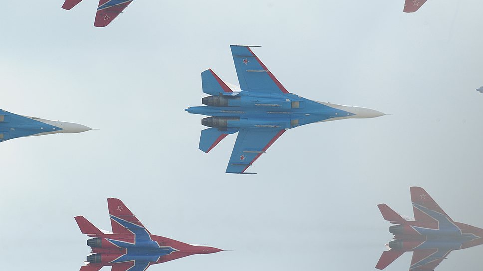 Авиационные группы высшего пилотажа «Стрижи» и «Русские Витязи» на истребителях МиГ-29 и Су-27 открыли официальную летную программу МАКСа