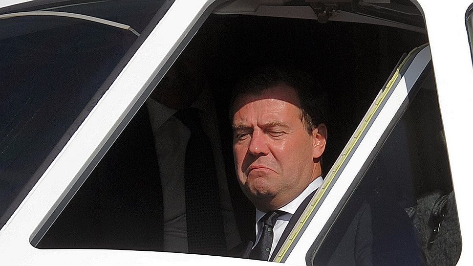 Председатель правительства России Дмитрий Медведев в кабине самолета &quot;Sukhoi Superjet 100&quot; во время осмотра образцов летательной техники