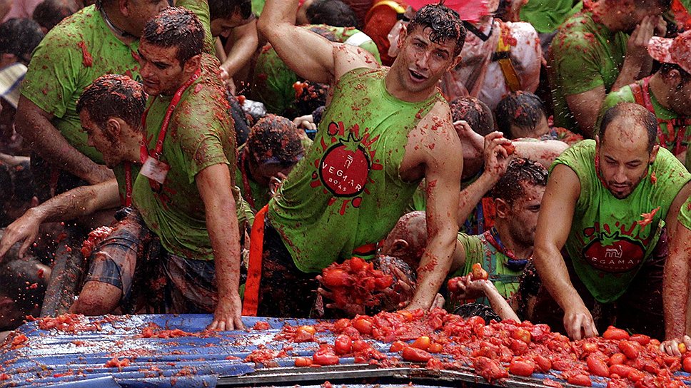 С 1980 года помидоры для праздника La Tomatina поставляются городскими властями, а в 2002 году центральное бюро туризма присвоило фестивалю в Буньоле статус международного