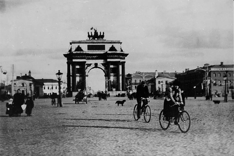 1829 год. В Москве заложена каменная Триумфальная арка