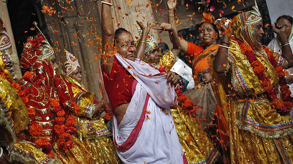 Джанмаштами считается в Индии выходным днем. В это время принято славить Кришну, танцевать, дарить друг другу подарки, посещать храмы для участия в зрелищных обрядах и поститься до полуночи