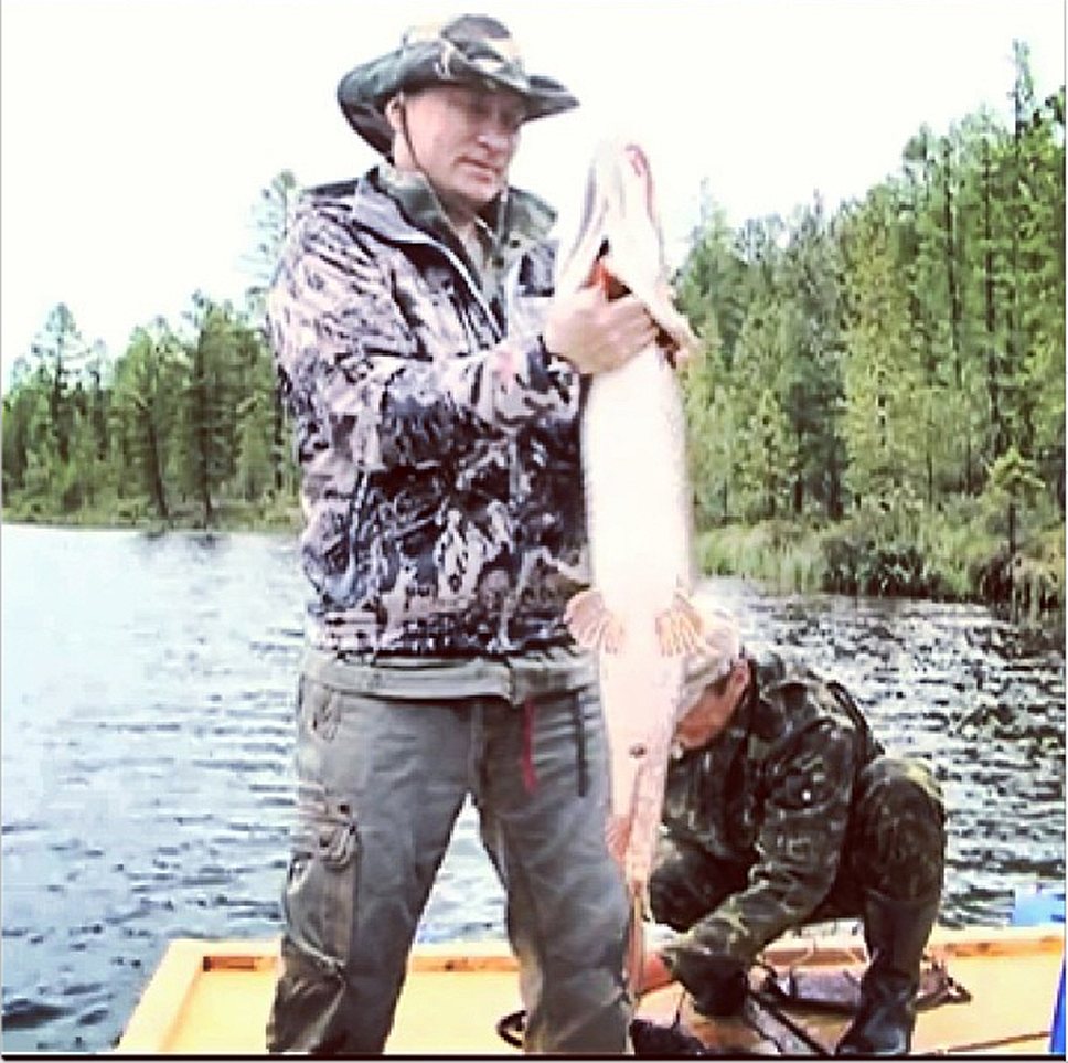 @kadyrov_95/ Instagram — Владимир Путин поймал щуку
