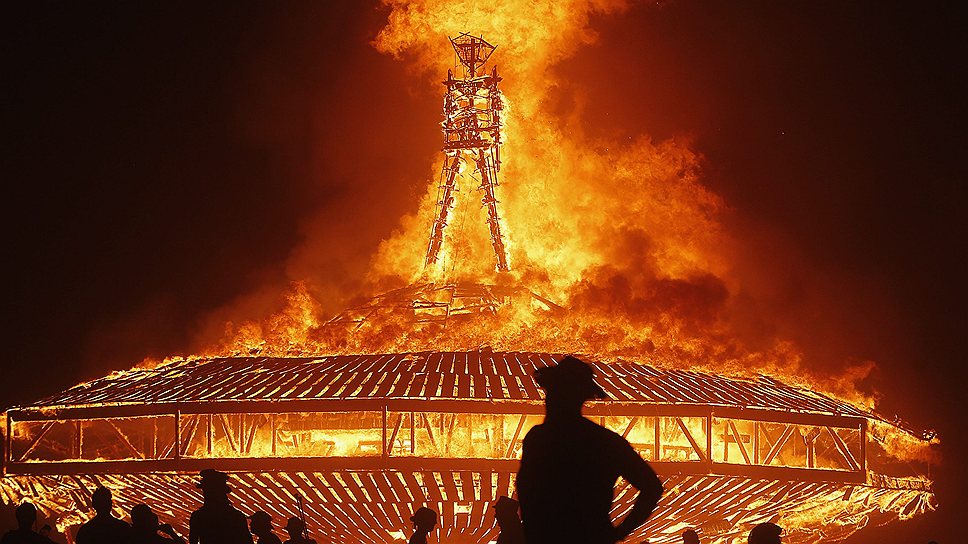 Фестиваль Burning Man проходит в пустыне Блэк Рок в американском штате Невада в 27-й раз. Организаторы определяют фестиваль как арт-эксперимент по созданию сообщества радикального самовыражения 