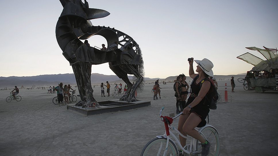 Burning Man длится восемь дней: в пустыне устанавливают огромные произведения современного искусства, которые очень часто сжигаются своими художниками еще до окончания фестиваля