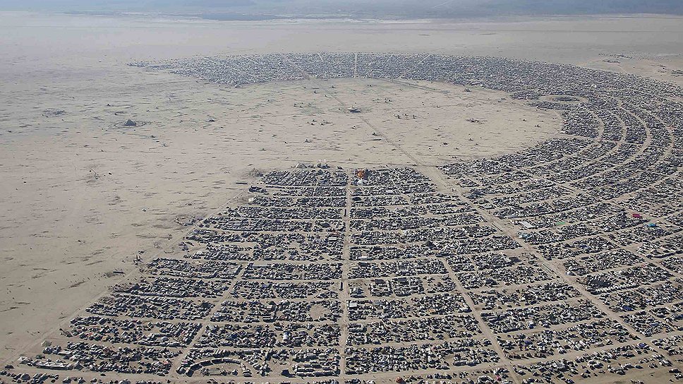 На неделю в пустыне вырастает огромный палаточный городок