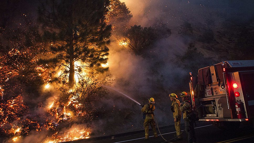 Пожар, бушующий в Калифорнии, подошел к берегам водоема, который используется как основной источник воды для Сан-Франциско. Пока пожарным не удалось справиться с ударом стихии