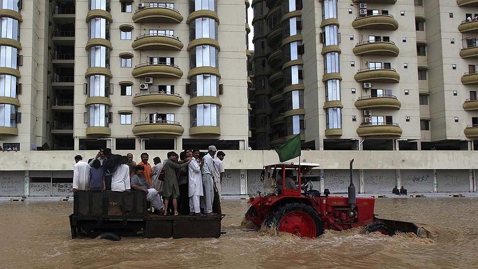 В Пакистане из-за сильного наводнения пострадали около 2 млн человек. Катастрофа была спровоцирована сильнейшими дождями. Жители страны, оказавшиеся без крыши над головой, переселены в палаточные городки.  По последним данным, от стихийных бедствий в общей сложности пострадали более 5 тыс. населенных пунктов 