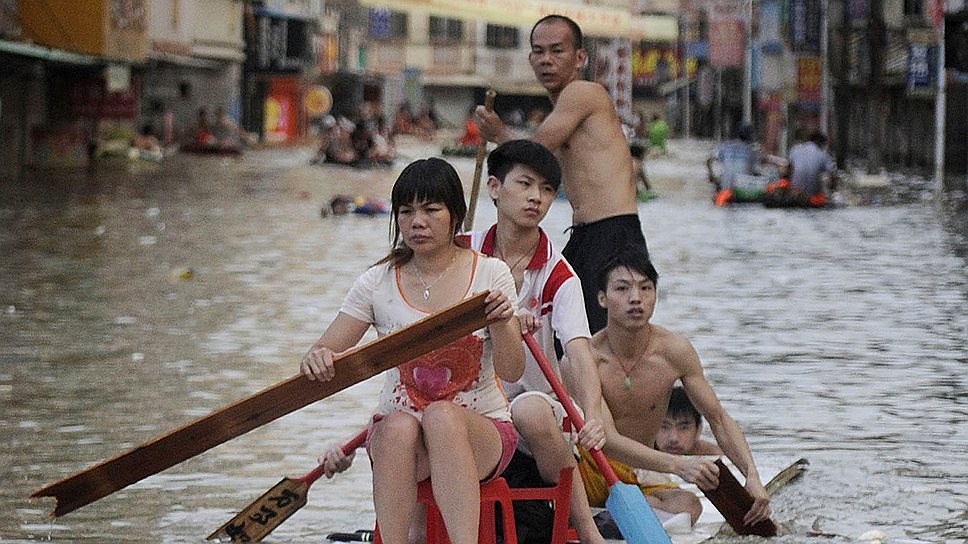 В июле Китай пострадал от наводнения. Особенно сильный удар стихии пришелся на провинцию Сычуань: два человека погибли и больше сотни считаются пропавшими без вести. К катастрофе привели оползни, начавшиеся в горных районах страны. Всего погибли более 115 человек. В Пекине объявлен повышенный уровень опасности
