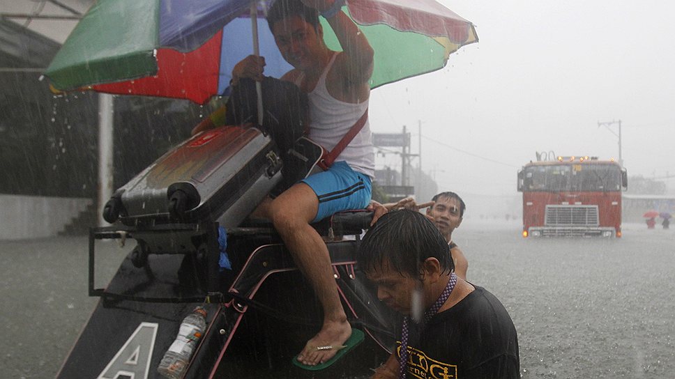 Число жертв наводнения на Филиппинах продолжает расти. Столица страны Манила пострадала сильнее всего: более 80% территории мегаполиса находится в зоне затопления. Ранее на Филиппины обрушился тайфун