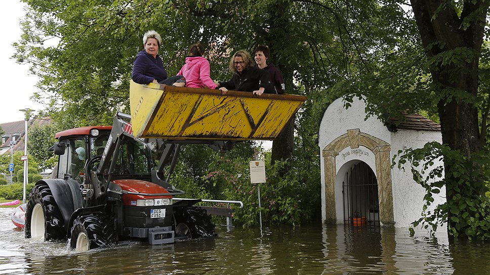 В июне в результате наводнения в Чехии погибли 15 человек. Вода затопила 970 населенных пунктов и залила 80 тыс. га пахотных земель