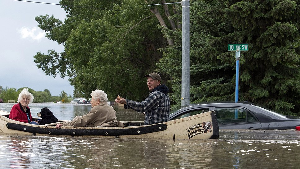 В июле в результате наводнения в Канаде, вызванного ливнями,  оказались затоплены улицы, кое-где уровень воды достиг двух метров