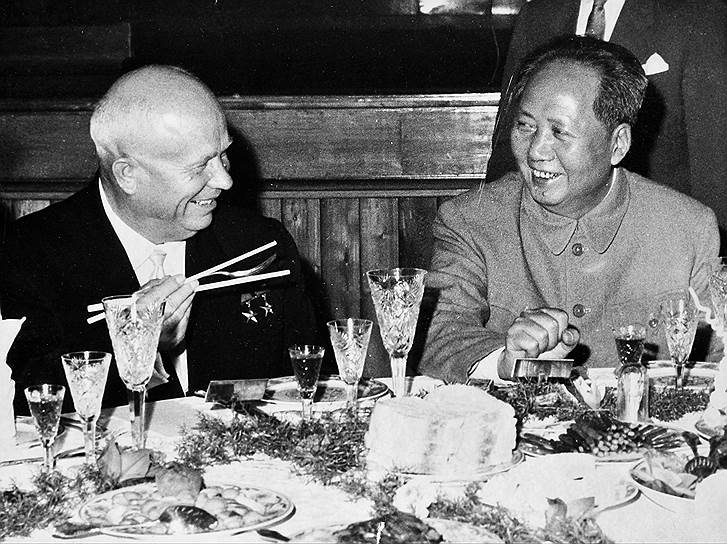 На фото: Никита Хрущев и Мао Цзе-дун во время приема в здании Всекитайского собрания народных представителей в ознаменование десятилетия со дня образования КНР