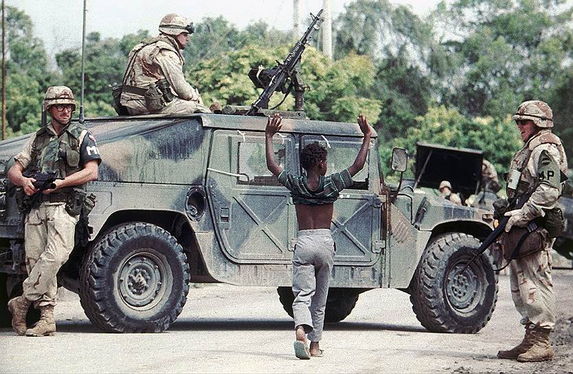 3 октября 1993 года 18 американцев были убиты на улицах сомалийской столицы в ходе неудачной блиц-операции по поимке одного из мятежных лидеров - Мохамеда Фарада Айдида. Сражение в Могадишо повлияло на принятие руководством США решения о выводе американских войск из Сомали