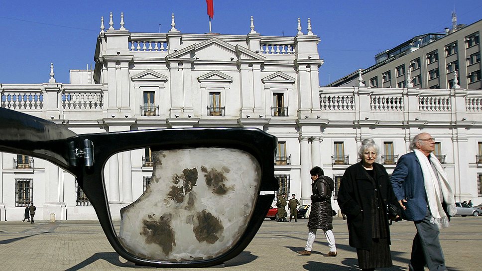 В 2008 году у президентского дворца в память о Сальвадоре Альенде была открыта скульптура в виде копии разбитых очков экс-президента Чили