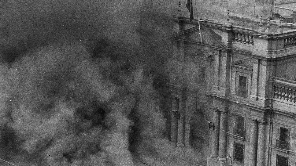 11 сентября 1973 года в Сантьяго был совершен военный переворот, который возглавил Августо Пиночет. Во время штурма президентского дворца Альенде погиб. Из его тела было извлечено 13 пуль