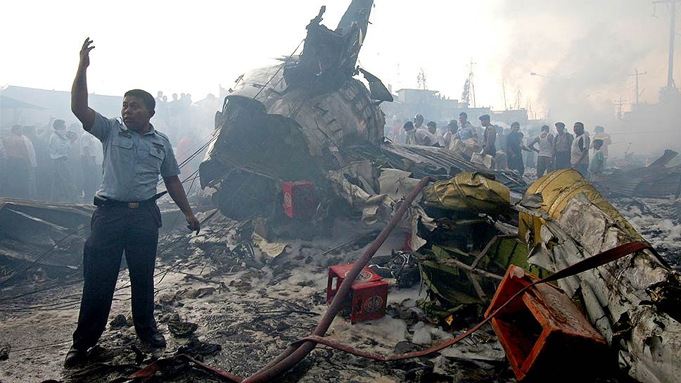 2005 год. Катастрофа Boeing-737 в Медане (Индонезия) — самолет упал спустя минуту после вылета из аэропорта. Аэропорт был окружен очень плотной жилой застройкой, поэтому на земле погибло 44 человека. Также жертвами катастрофы стали все 5 членов экипажа и 96 из 112 пассажиров