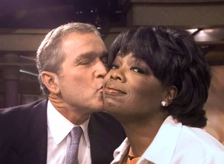 2000 год. Кандидат в президенты США от Республиканской партии Джордж Буш-младший целует телеведущую Опру Уинфри после эфира ее шоу 