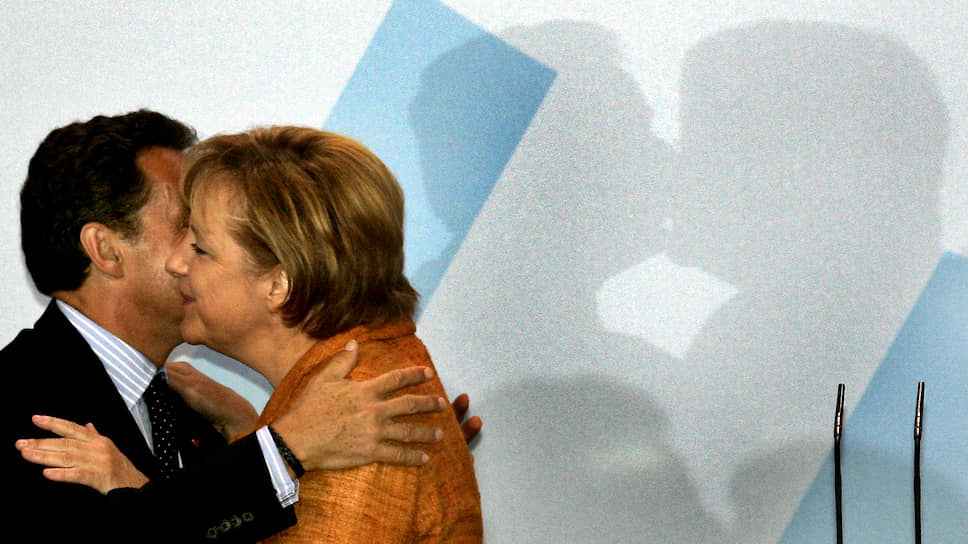2007 год. Канцлер ФРГ Ангела Меркель целует президента Франции Николя Саркози после пресс-конференции, состоявшейся во время визита господина Саркози в Германию 