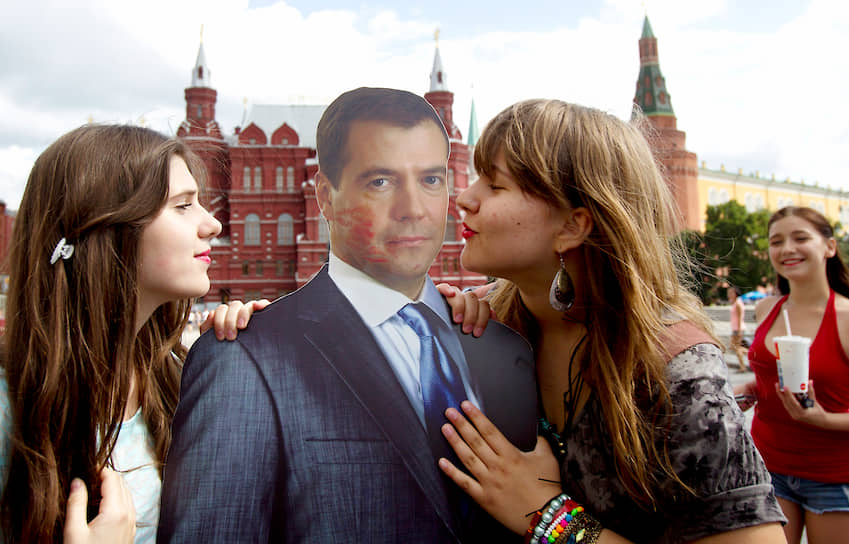 2011 год. Девушки и картонная фигура президента России Дмитрия Медведева