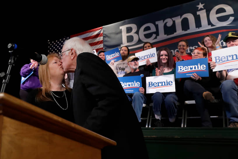 2020 год. Кандидат в президенты США Берни Сандерс целует свою жену Джейн во время предвыборного мероприятия в Нью-Гемпшире