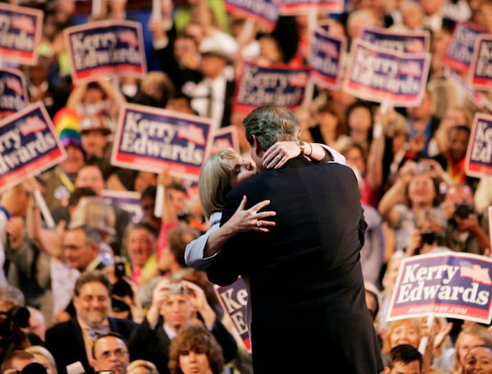 2004 год. Кандидат в президенты США, бывший вице-президент Альберт Гор целует свою жену Типпер после речи, приуроченной к открытию съезда Демократической партии
