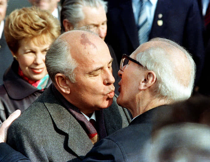 1989 год. Эрих Хонеккер приветствует последнего генсека ЦК КПСС Михаила Горбачева, прибывшего с визитом в ГДР на празднование 40-летия Восточного Берлина