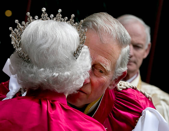 2014 год. Принц Чарльз целует свою мать королеву Елизавету II