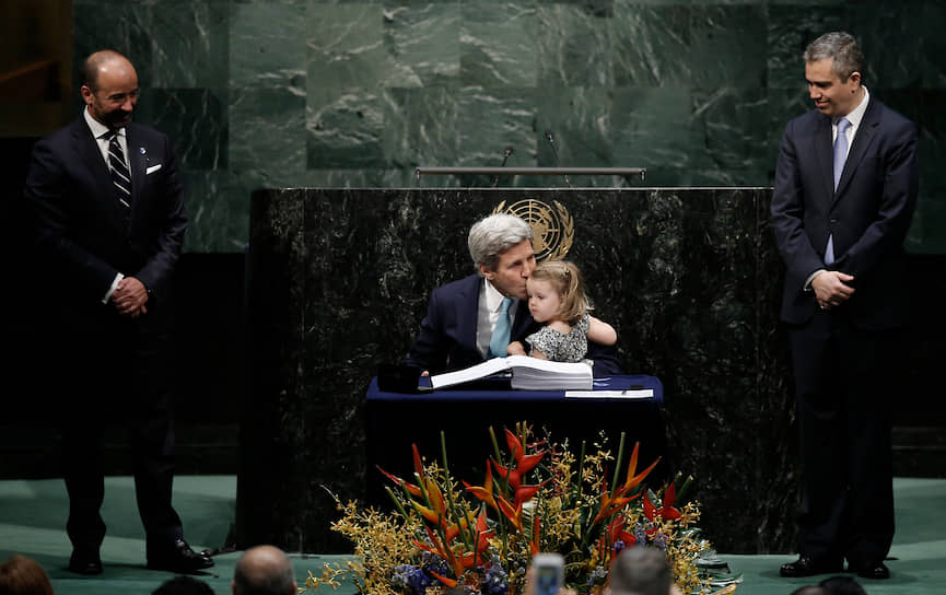 2016 год. Госсекретарь США Джон Керри и его двухлетняя внучка Изабель