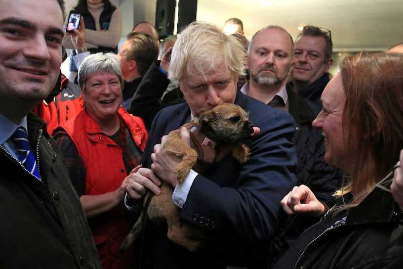 2019 год. Премьер-министр Великобритании Борис Джонсон целует собаку на вечеринке в крикетном клубе