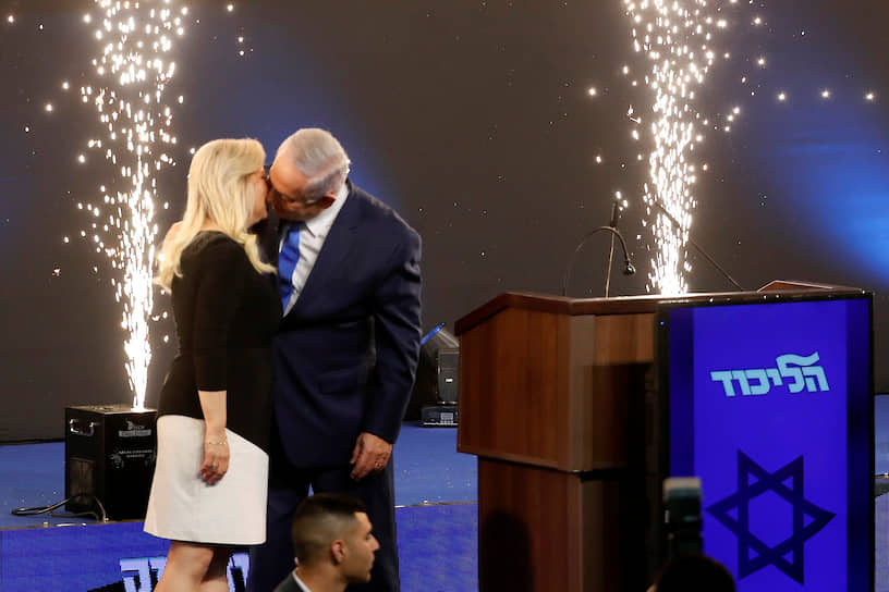 2019 год. Премьер-министр Израиля Биньямин Нетаньяху целуется со своей женой Сарой после оглашения экзит-поллов на парламентских выборах, где его партия «Ликуд» получила 35 мандатов из 120
