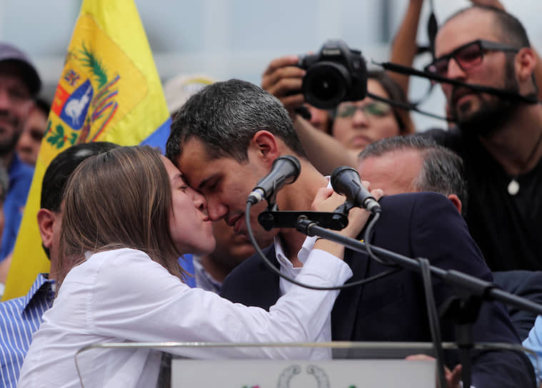 2019 год. Исполняющий обязанности президента Венесуэлы Хуан Гуайдо со своей женой Фабианой на митинге в Каракасе 