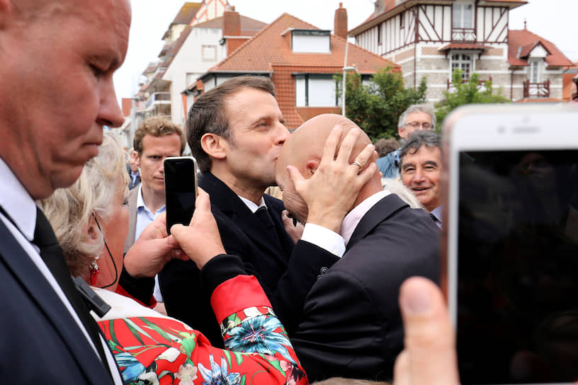 2019 год. Президент Франции Эмманюэль Макрон целует в голову своего сторонника 