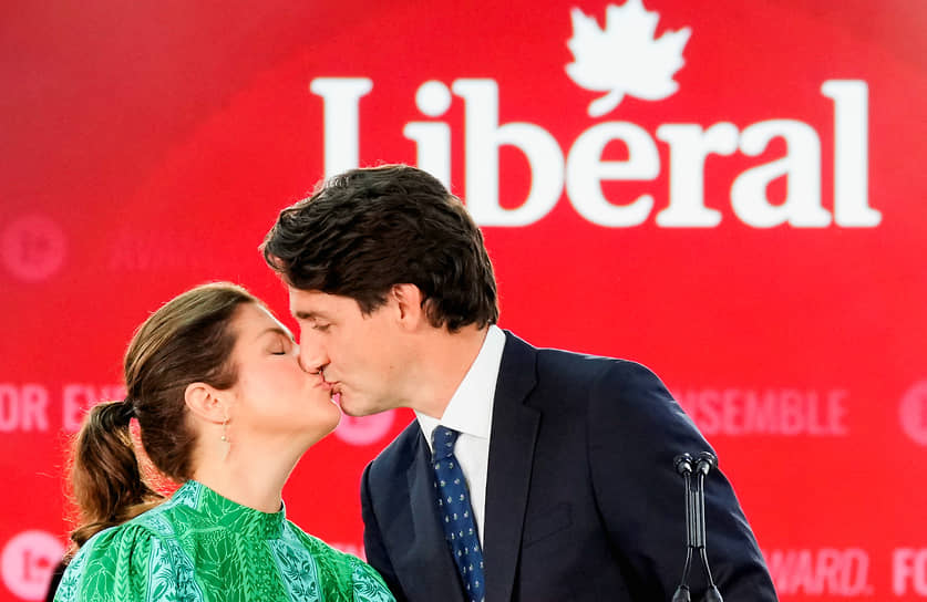 2021 год. Премьер-министр Канады Джастин Трюдо целуется с женой во время предвыборной кампании в Монреале