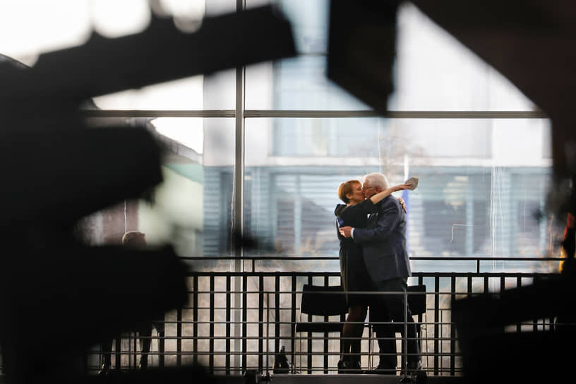 2022 год. Немецкий президент Франк-Вальтер Штайнмайер целуется со своей супругой, экс-судьей Эльке Бюденбендер после переизбрания на второй срок
