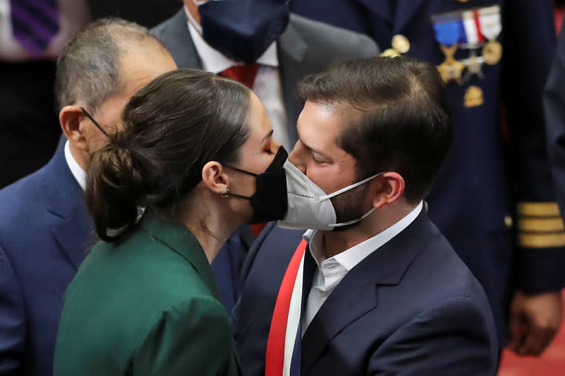 2022 год. Поцелуй президента Чили Габриэля Борича и первой леди страны Ирины Караманос в здании Национального конгресса